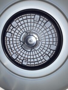 乾燥機を使った後のフィルター（奥をアップ）。ほこりが溜まっているのが分かります
