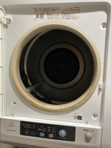 扉を開けたところ。中央に見える放射状の格子がフィルターガード