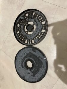 フィルターガードを外したところ。下が内フィルター、奥にブラックフィルター