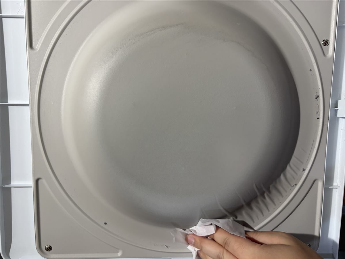 ほこりは柔らかい布やウェットシートで拭き取ればOKです