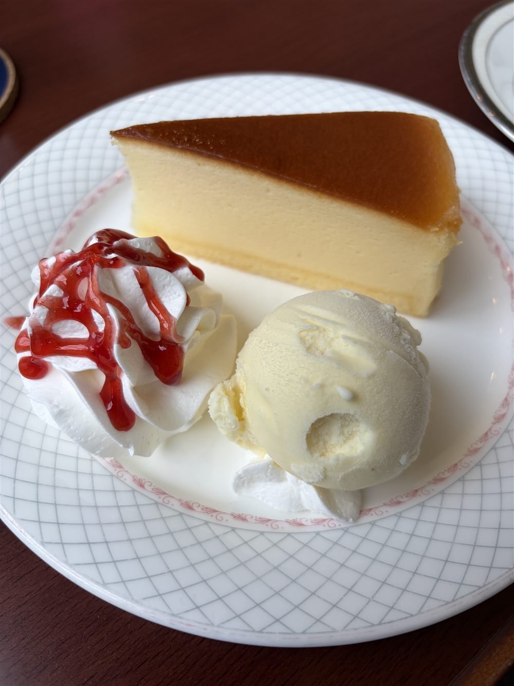 謎屋珈琲店のチーズケーキ。アイスとホイップクリーム添え