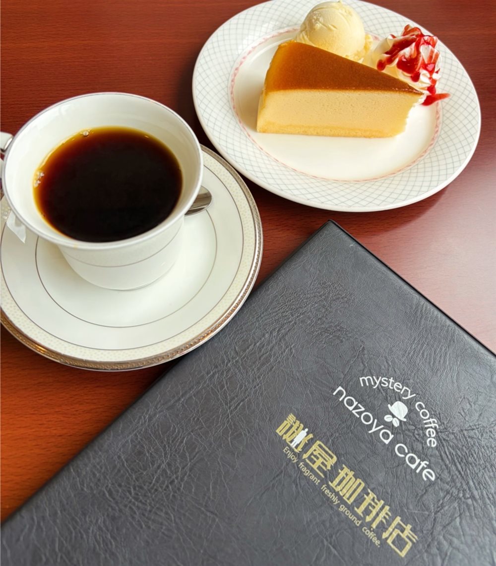 謎屋珈琲店 文京根津店のコーヒーとチーズケーキ