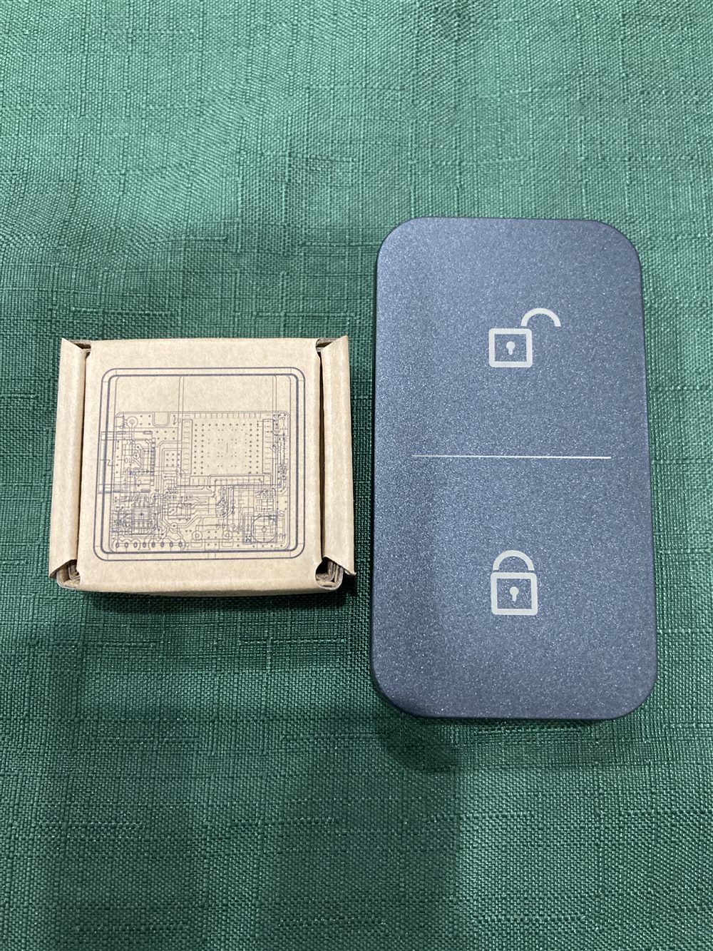 Hub3の箱とセサミリモート