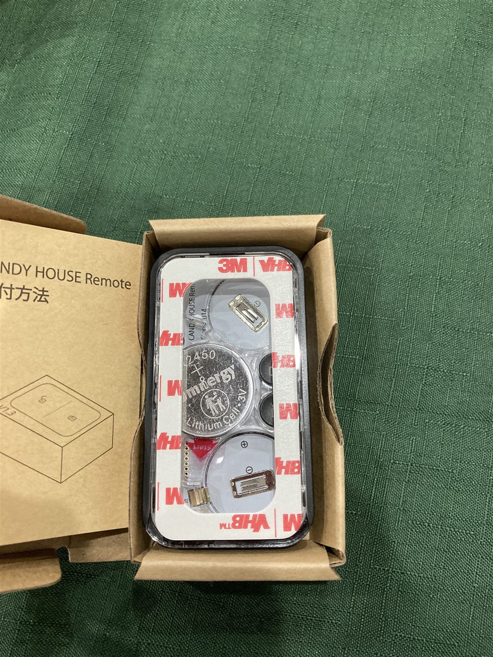 セサミリモートの箱の中。両面テープとボタン電池